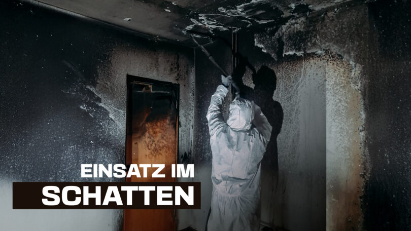 Ein Mitarbeiter der Firma SM kattner von hinten, wie er den Rußschaden von der Decke an der Unglücksstelle entfernt