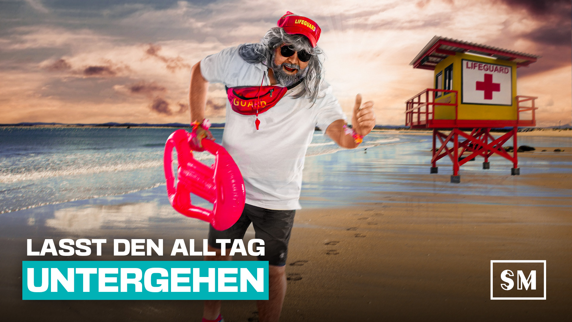 Fotomontage von Mario Kattner, der als Lebensretter am Strand entlang rennt und aussieht, wie ein waschechter Baywatch-Star