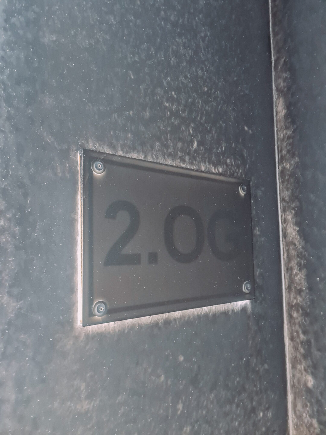 Verrußtes Schild "2.OG"