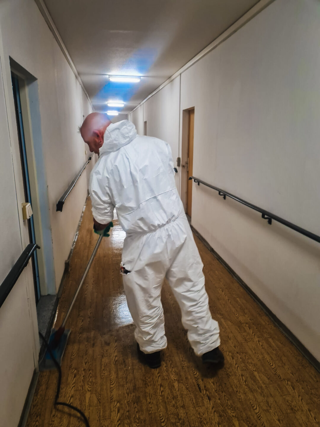 Ein Mitarbeiter bei der Säuberung des Hausflurs