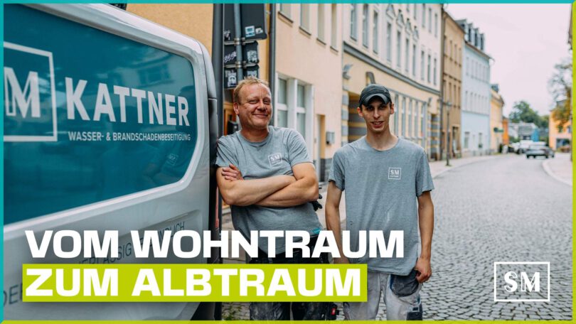2 mitarbeiter von SM kattner stehen lässig am Firmenfahrzeug, im Hintergrund sind eine Straße und Häuser zu sehen