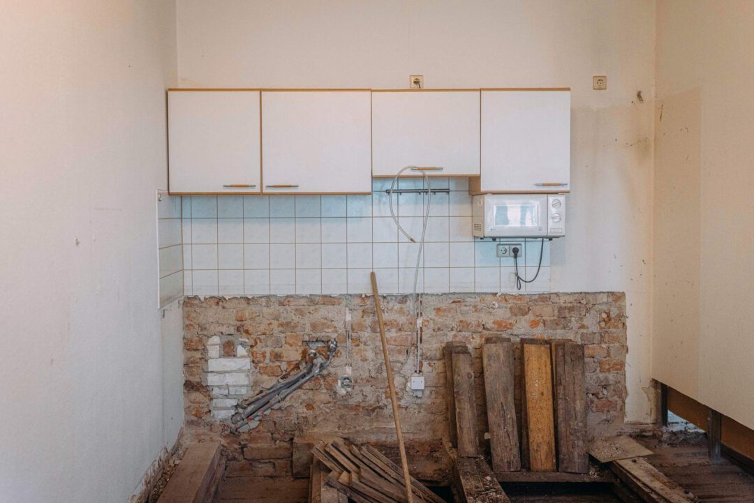 Überreste der Küche, die aufgrund der nassen Wände abgebaut werden musste.