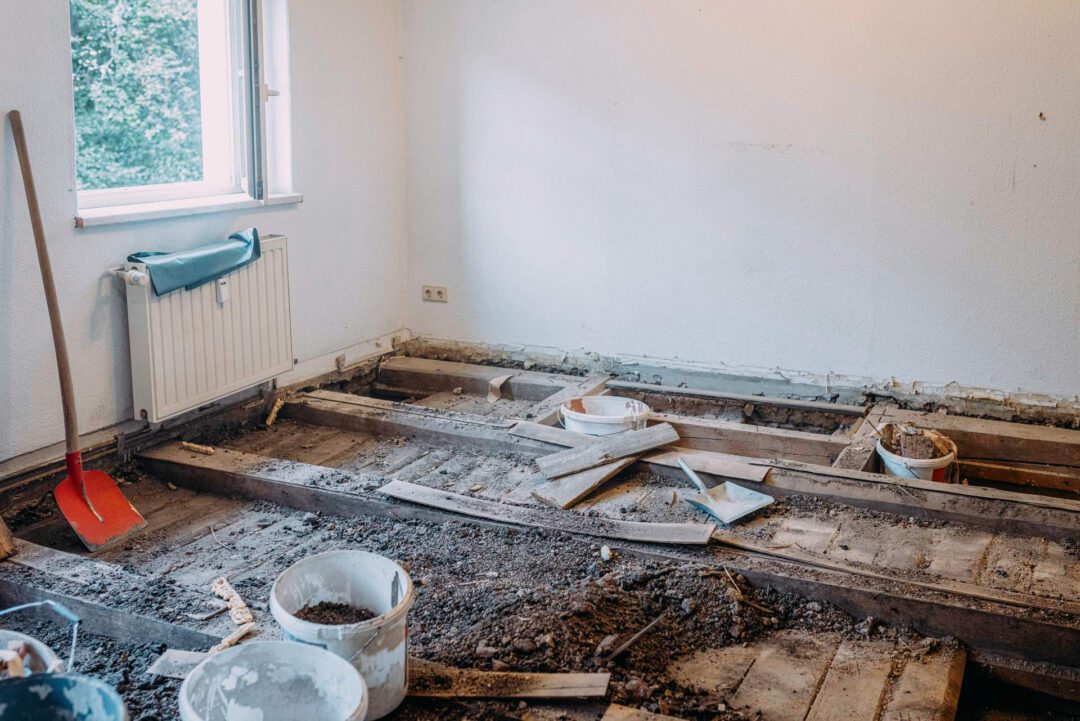 Freigelegt Dielen zur Entfernung der darunterliegenden nassen Schüttung