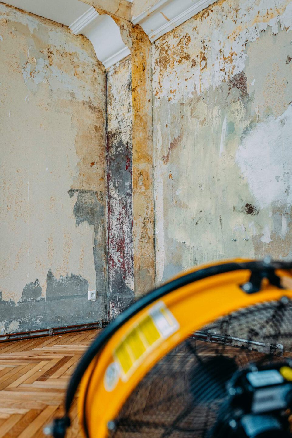 Detailaufnahme des Lufttrockners, der an die nasse Wand der Wohnung gerichtet ist