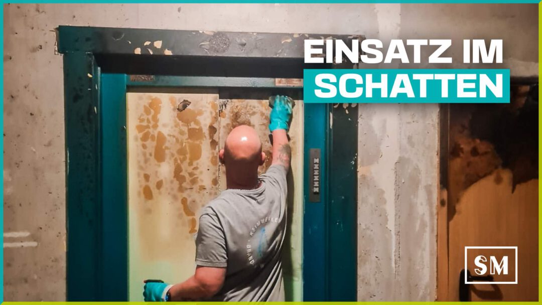 Mitarbeiter von Kattner steht vor angebranntem Fahrstuhl und reingit diesen