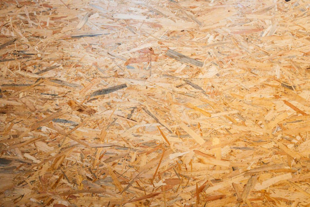 der Oberfläche einer OSB-Platte (Oriented Strand Board), die bei der Sanierung des Bodens als stabilisierender Fehlboden eingesetzt wird.