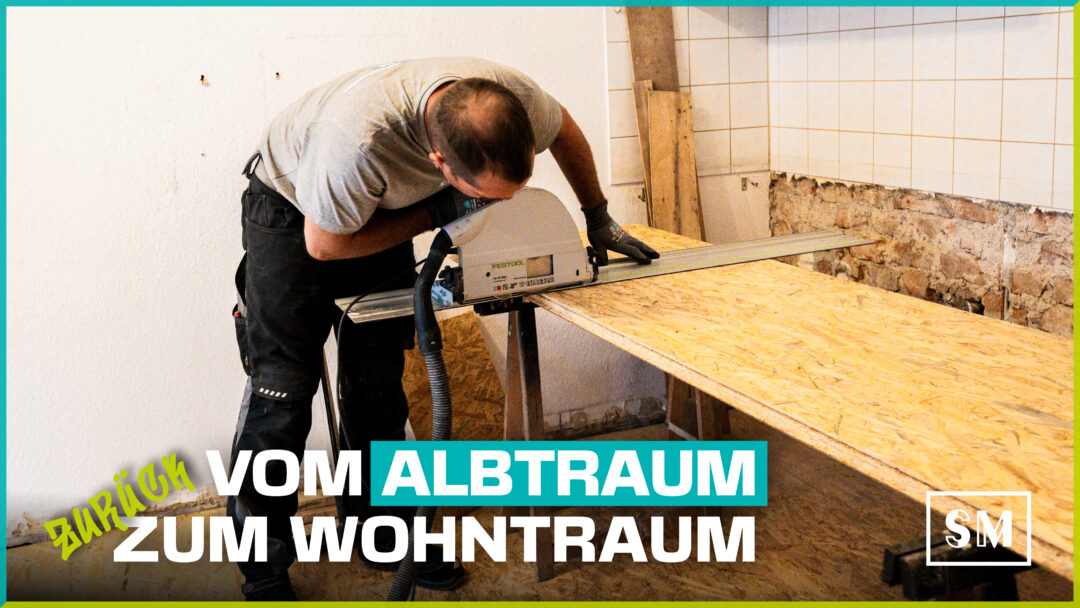 Handwerker der Firma SM Kattner beim Zuschnitt einer OSB-Platte mit einer Tauchsäge in einer im Umbau befindlichen Küche. Die Platten dienen zur Begradigung und Stabilisierung des Bodens nach dem Einbringen der Schüttung.