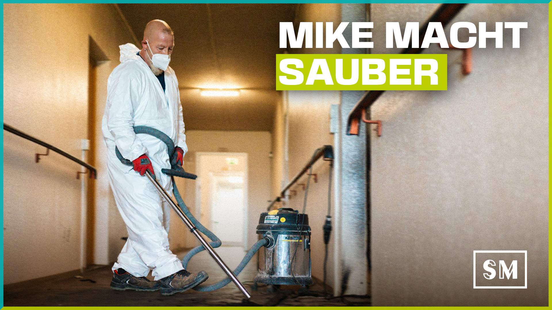 Social-Media-Grafik: Ein Arbeiter namens Mike in weißem Schutzanzug und Atemschutzmaske saugt Brandschutt in einem Flur mit einem Industriesauger. Text-Overlay: "MIKE MACHT SAUBER"
