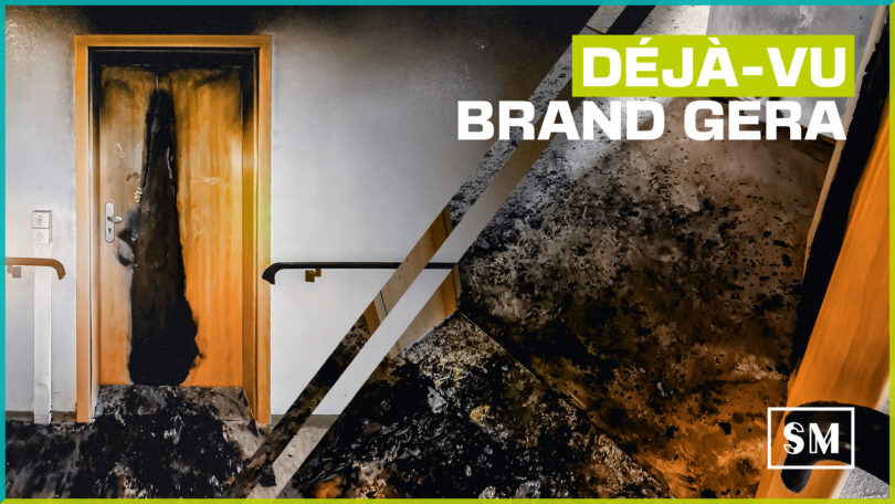 Grafische Montage, die eine von Brandspuren bedeckte helle Holztür auf der linken Seite und stark verbrannte, schwarz-graue Rückstände auf dem Boden auf der rechten Seite zeigt. Diagonal verlaufende orange und grüne Akzente trennen die beiden Bildbereiche. Der weiße Text "DÉJÀ-VU BRAND GERA" steht prominent auf der rechten Seite.