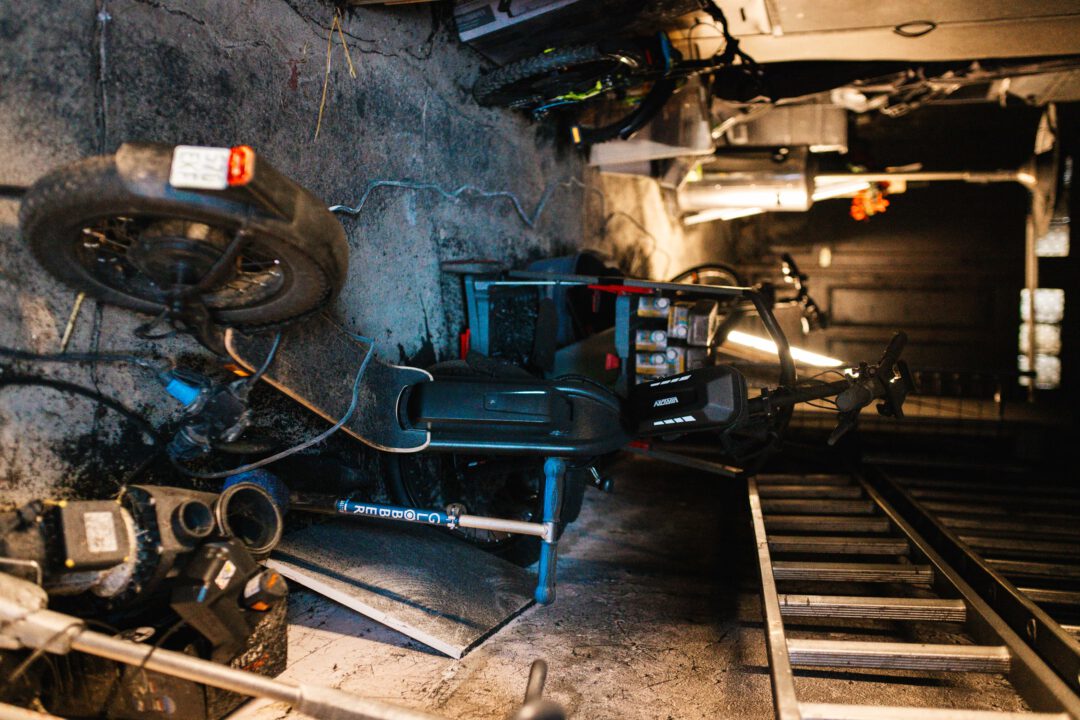 Brandschaden im Durchgang: Verrußte Fahrräder und E-Scooter nach einer Explosion durch Feuerwerkskörper.