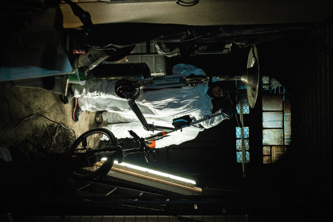 Bergung von Eigentum: Sanierungsexperten sichern verrußte Fahrzeuge aus dem Gefahrenbereich nach einem Brand.