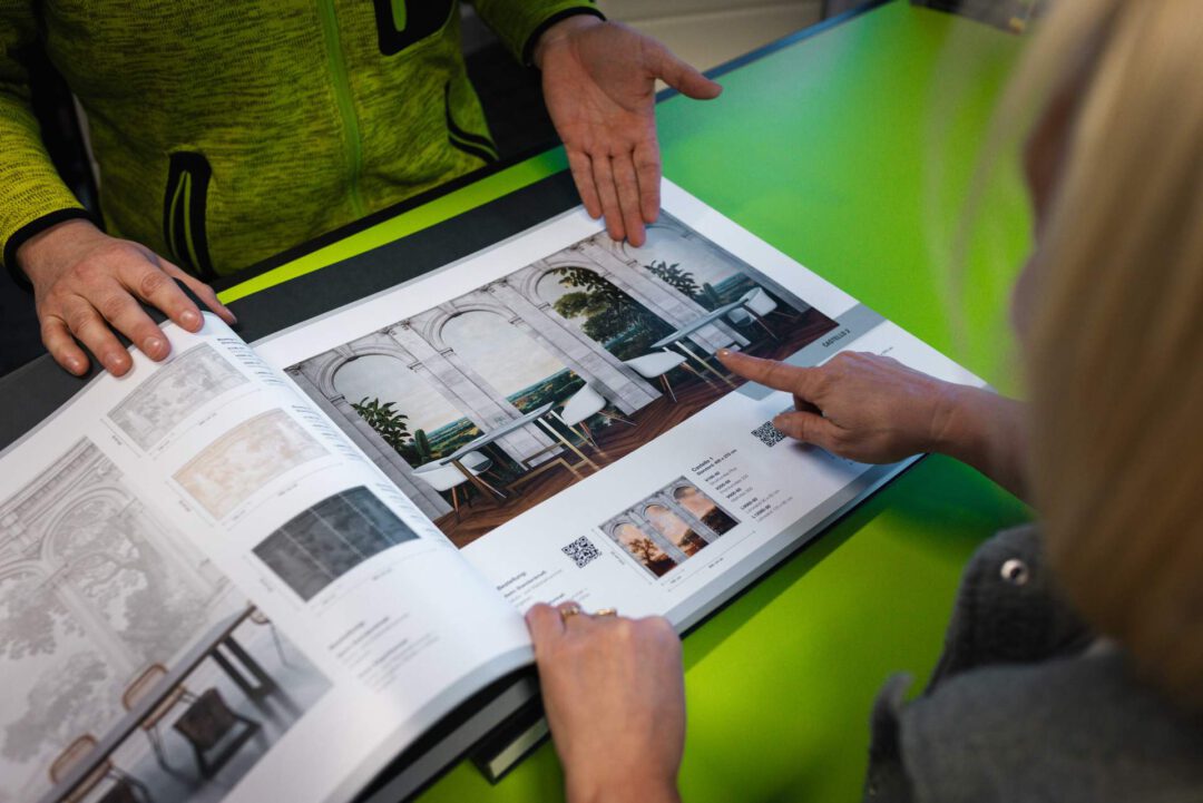 Projektplanung: Detailansicht einer gemeinsamen Planung anhand eines Musterkatalogs für exklusive Raumgestaltung und Renovierung in Zwickau.