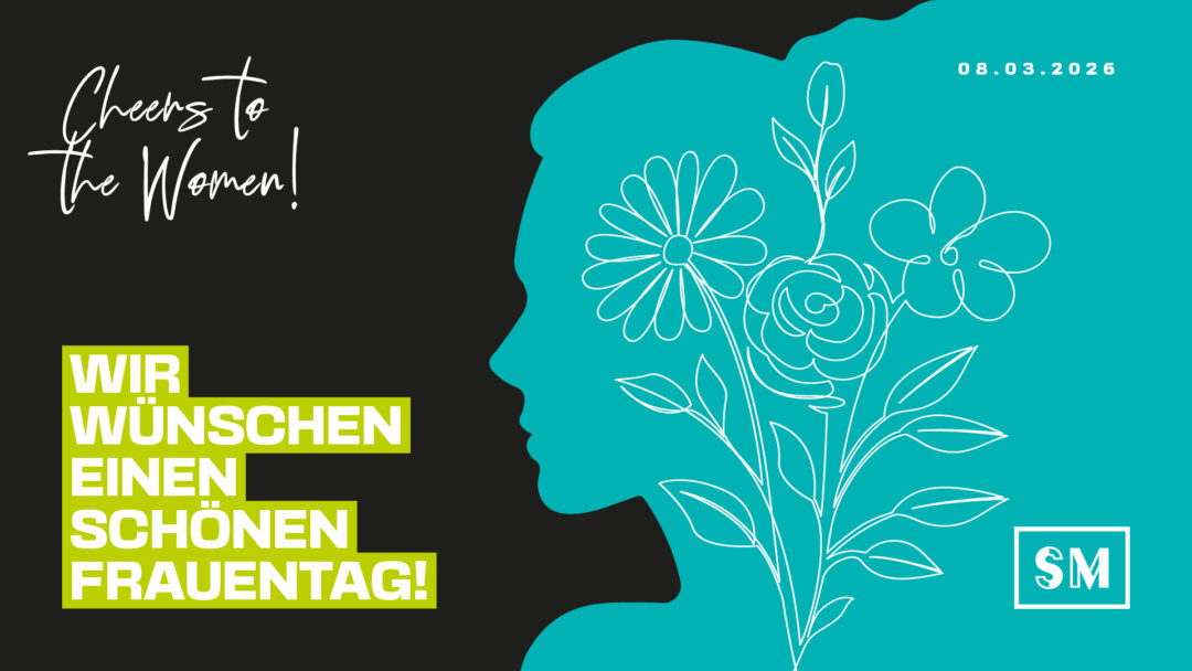 Grafik zum Weltfrauentag am 08.03.2026. Das Design zeigt auf der rechten Seite die türkisfarbene Silhouette eines Frauenprofils, in die filigrane, weiße Blumenzeichnungen integriert sind. Auf der linken, schwarzen Seite steht in markanter, hellgrüner Blockschrift „WIR WÜNSCHEN EINEN SCHÖNEN FRAUENTAG!“, ergänzt durch den eleganten Schriftzug „Cheers to the Women!“. Unten rechts ist das Firmenlogo platziert.