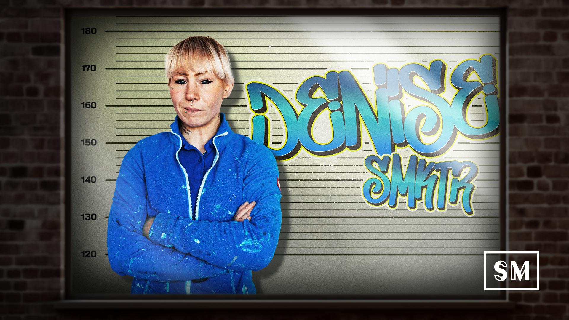 Mitarbeitervorstellung der Malerin und Lackiererin Denise bei SM Kattner. Das Bild zeigt eine blonde Frau in einer blauen, mit Farbspritzern besetzten Arbeitsjacke vor einer Wand mit Größenskala im Stil eines Polizeifotos (Mugshot). Rechts daneben steht ihr Vorname „Denise“ und das Kürzel „SMKTR“ in blau-gelbem Graffiti-Style.