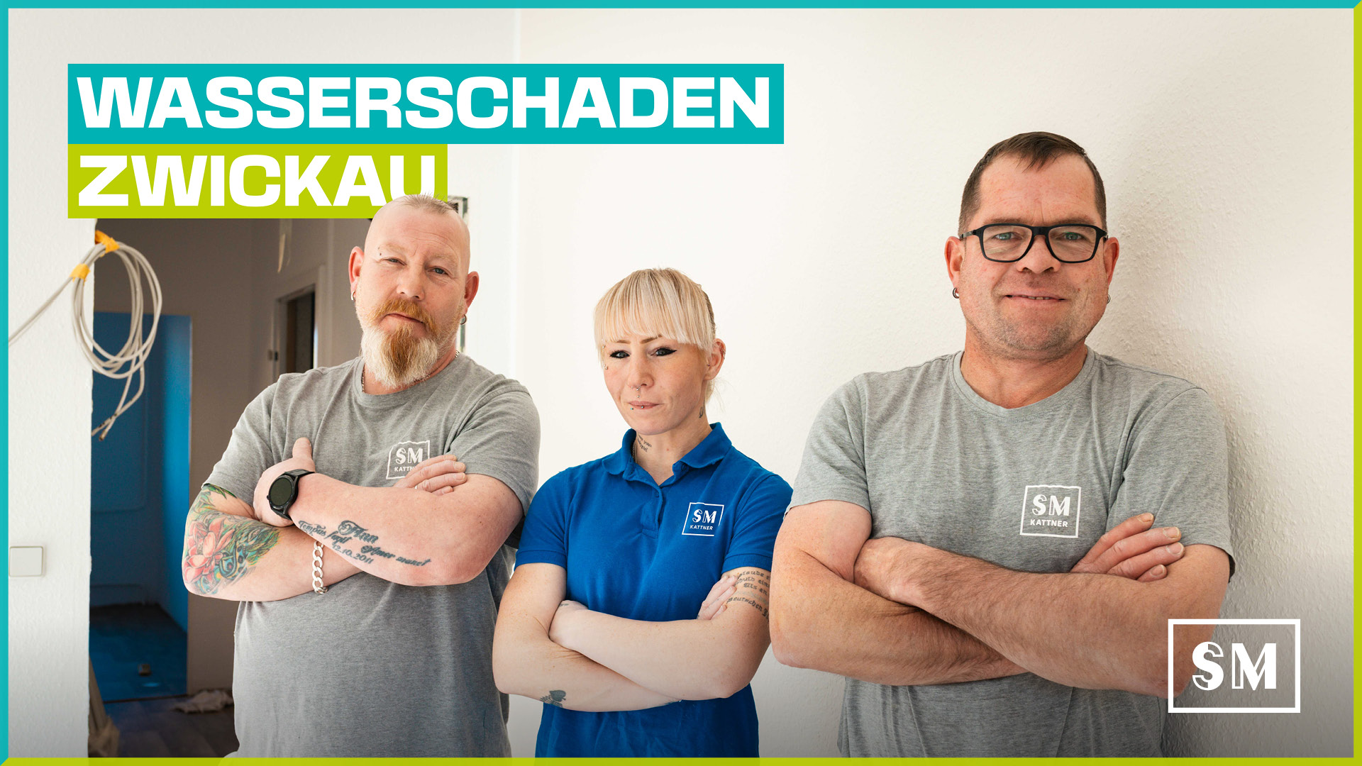 Porträt von drei Mitarbeitern der Firma SM Kattner vor hellem Hintergrund. Links ein Mann mit Bart und Tätowierungen, in der Mitte eine Frau mit blondem Pony und rechts ein Mann mit Brille. Alle tragen Arbeitskleidung mit Firmenlogo und blicken entschlossen in die Kamera. Oben links steht der Text "Wasserschaden Zwickau".