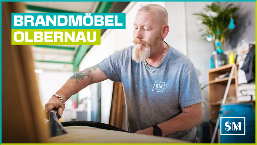 Spezialisierte Möbelreinigung und Sanierung von Brandmöbeln – SM Kattner Mitarbeiter reinigt Textiloberflächen mit Profi-Equipment.