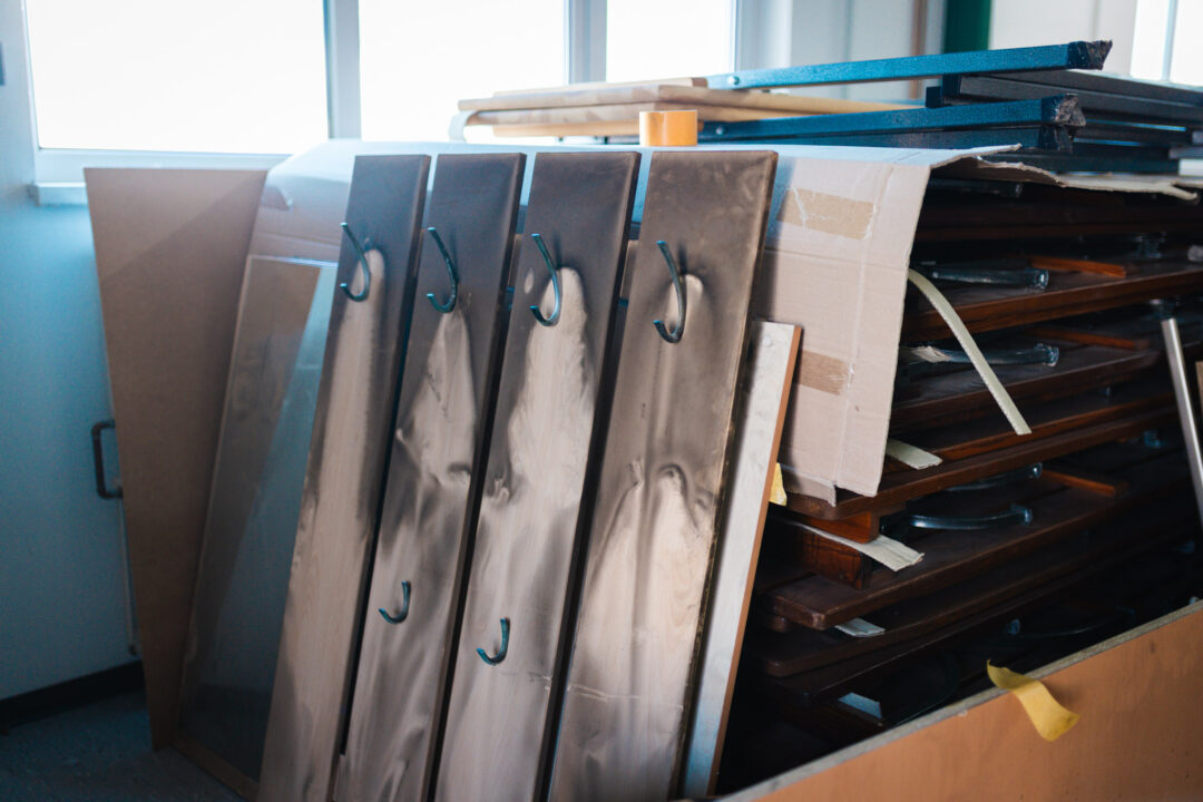 Mit Ruß verschmutzte Garderobenpaneele aus Holz warten auf die professionelle Reinigung nach einem Hausbrand.