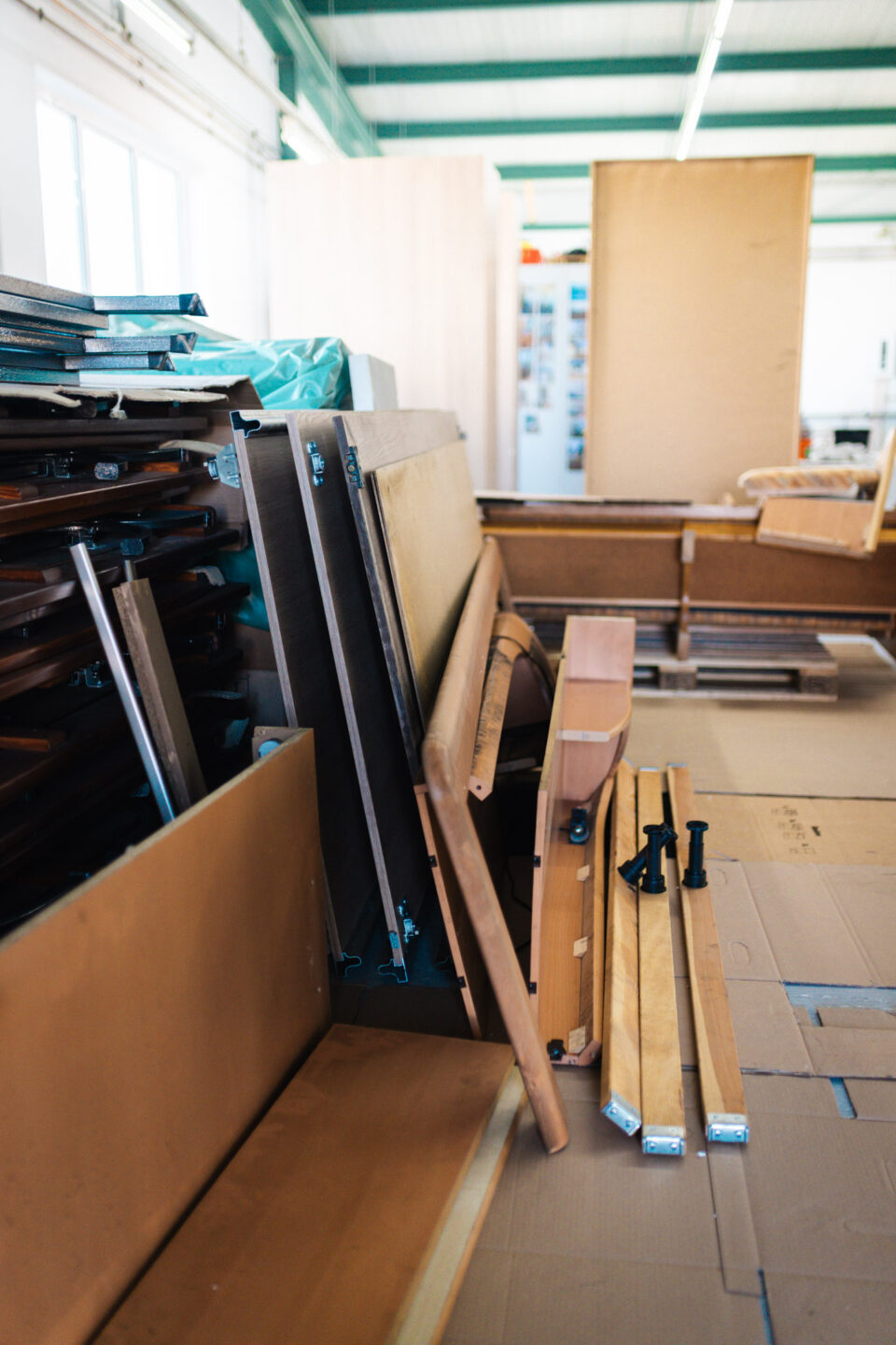 Demontierte Möbelteile und Einrichtungsgegenstände vor Ort zur professionellen Säuberung bei Schadensmanagement Kattner.