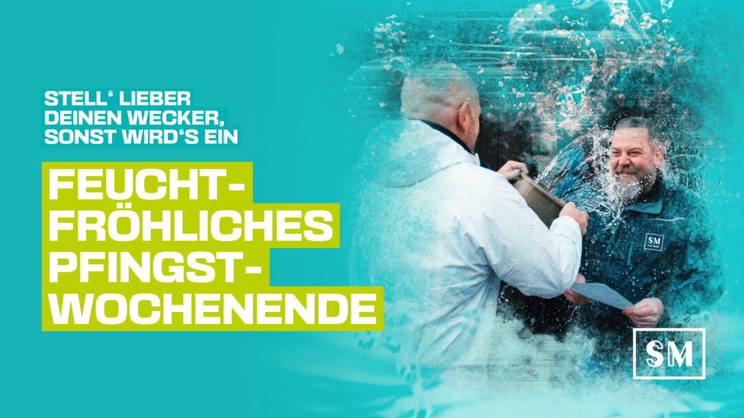 Grafische Social-Media-Kachel zum Pfingstwochenende auf hellem, türkisfarbenem Hintergrund. Rechts ist ein Foto zu sehen, auf dem ein Mann im hellen Oberteil einer anderen, lächelnden Person im dunklen Oberteil einen Eimer Wasser über den Kopf schüttet. Das Wasser spritzt dynamisch in alle Richtungen. Links steht in großen, weißen und neongelben Buchstaben der Text: „STELL‘ LIEBER DEINEN WECKER, SONST WIRD‘S EIN FEUCHT-FRÖHLICHES PFINGST-WOCHENENDE“. Unten rechts befindet sich ein quadratisches Logo mit den Buchstaben „SM“.