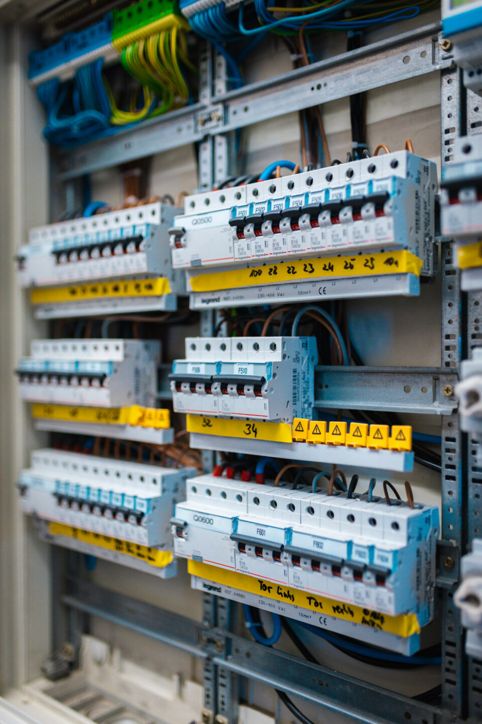 Detailaufnahme eines geöffneten, modernen Sicherungskastens mit ordnungsgemäß verdrahteten FI-Schaltern und Leitungsschutzschaltern der Elektro Beck GmbH aus Lichtentanne.
