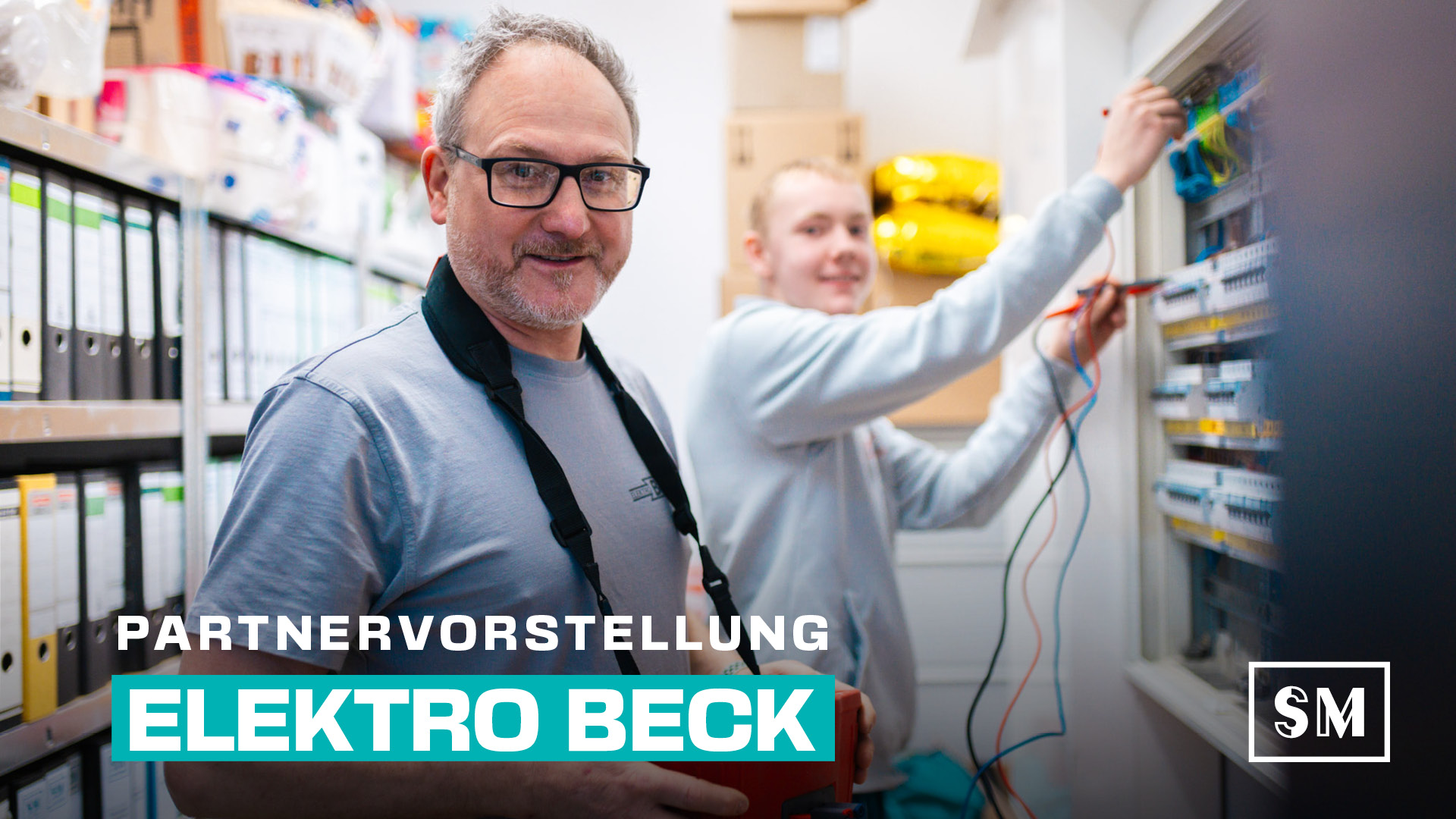 Titelgrafik zur Partnervorstellung der Elektro Beck GmbH: Ein erfahrener Elektriker im Vordergrund und ein Auszubildender im Hintergrund arbeiten an einem Schaltschrank. Unten steht der Text „Partnervorstellung Elektro Beck“ mit dem Firmenlogo von SM.