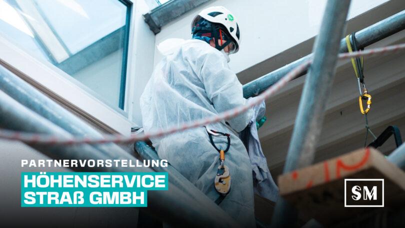 Grafik zur Partnervorstellung der Höhenservice Straß GmbH im Schadensmanagement mit dem Logo von SM Kattner. Im Hintergrund ein Handwerker in weißem Schutzanzug, Klettergurt und Schutzhelm bei der Sanierung eines Brandschadens auf einem Gerüst.