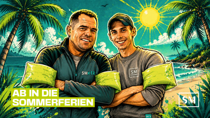 Eine farbenfrohe, illustrierte Grafik im Comic-Stil mit zwei lächelnden Männern, die Schwimmflügel tragen und vor einer tropischen Strandkulisse mit Palmen und Sonne posieren. Unten links steht der Text „AB IN DIE SOMMERFERIEN“ in auffälligen, neongrünen und weißen Buchstaben.
