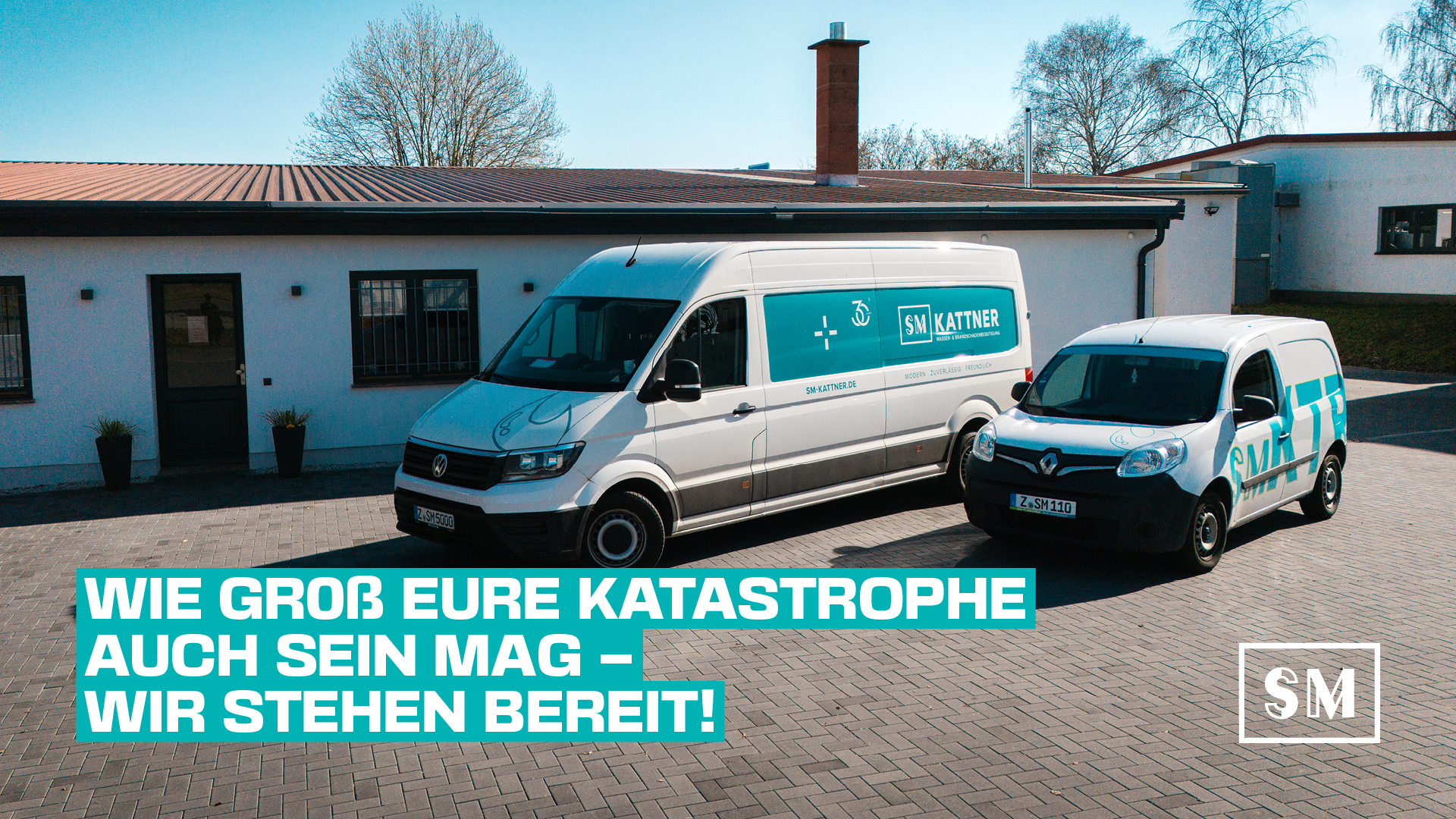 Zwei Firmenfahrzeuge der SM Kattner GmbH vor dem Unternehmensgebäude mit dem Text-Overlay: 'Wie groß eure Katastrophe auch sein mag – wir stehen bereit!'