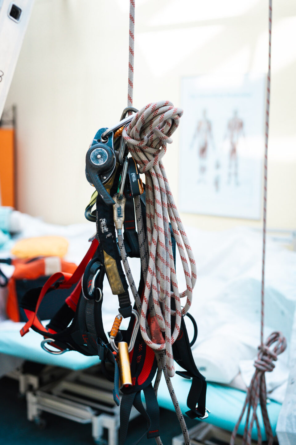 Professionelle Kletterausrüstung für Höhenarbeiter, bestehend aus Seilen, Karabinern, Gurten und Abseilgeräten für die sichere Sanierung von Brandschäden in der Höhe.